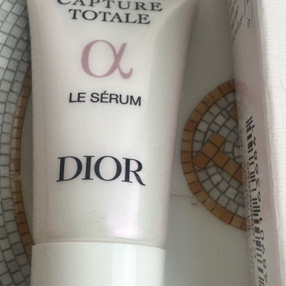 Dior capture total serum NEW - Picture 2 of 3
